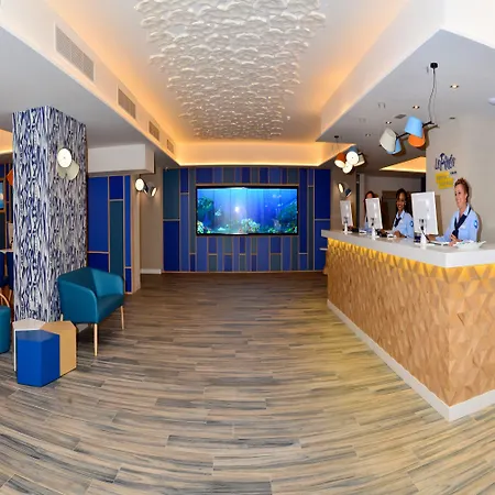 Отель Hovima La Pinta Beachfront Family