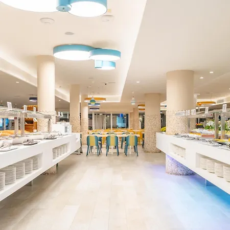 Отель Hovima La Pinta Beachfront Family 4*