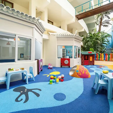 Готель Hovima La Pinta Beachfront Family 4*