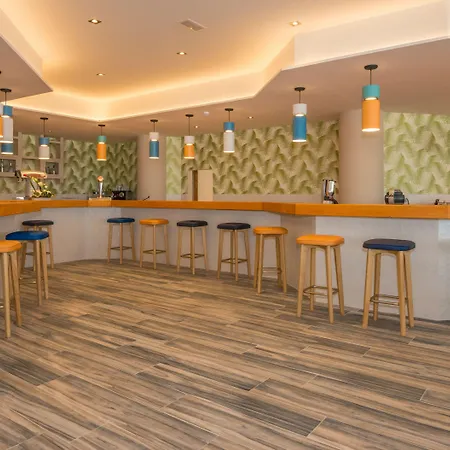 Hovima La Pinta Beachfront Family 4* أذيخي